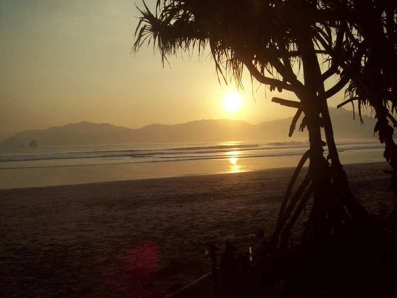 Pantai Pulau Merah Banyuwangi – Wisata Favorit untuk Surfing
